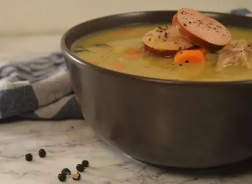 Heerlijke gevulde erwtensoep eten bij Gijs en Betsie Vlastuin